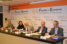 Representantes institucionales durante la inauguración del acto en la Facultat d'Economia.
